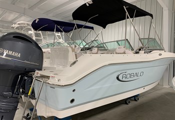2024 Robalo R207 Ice Blue/White Boat